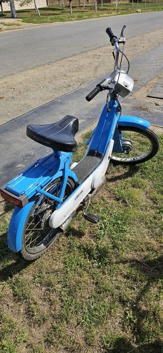 Piaggio Ciao
-Cel roz are setul nou porneste si merge