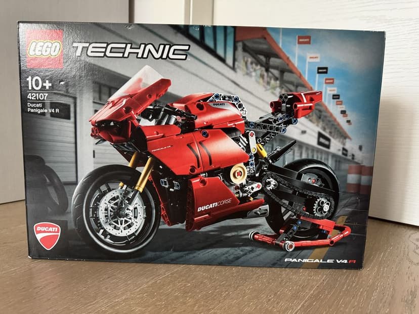 LEGO Technic 42107 Ducati Panigale V4 R si Lego 42123 McLaren