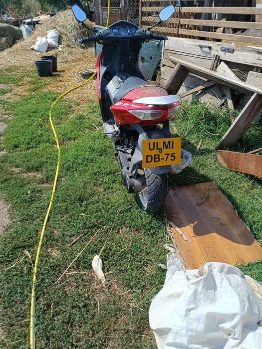 De vânzare 2 scutere