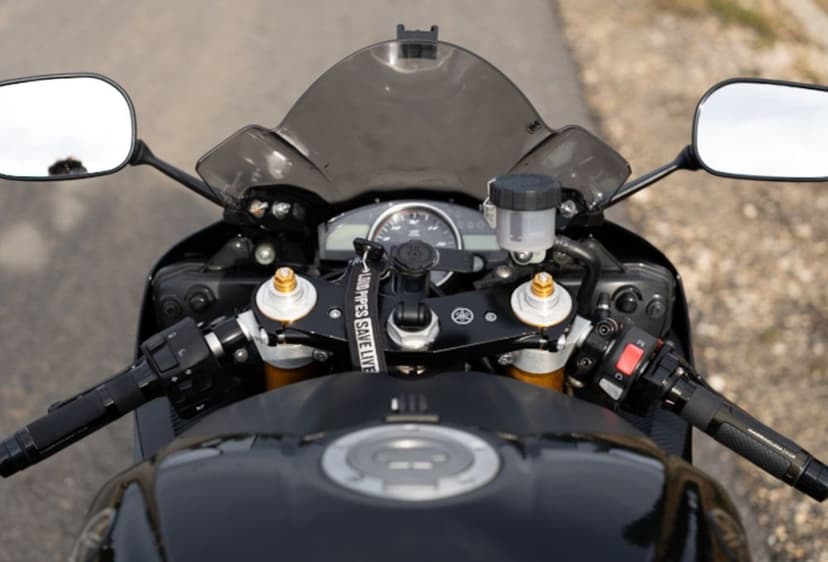 Yamaha R6 2008 – Sportiva care întoarce priviri!