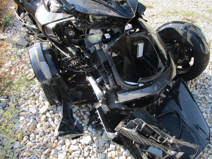 Can Am Spyder lovit inmatriculat