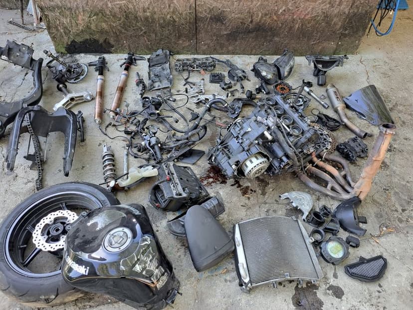 Vând piese kawasaki zx10r/2009