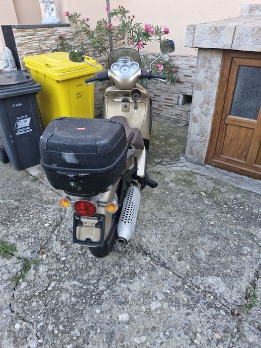 Se vind următoarele Scuter aprilie scarabeu 150 și at copii