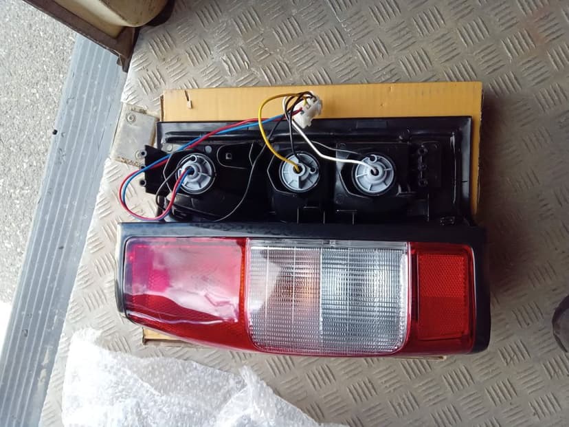 Lampa stop far spate nissan navara de la an 1998 la an 2010  stop nou