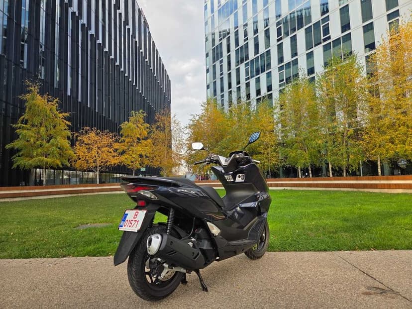 Inchiriez scuter Honda PCX 125cc 2025 NOU, contract 400lei/saptamana