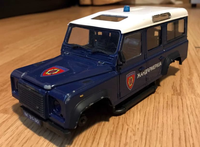 Macheta Land Rover Defender 1 24 Jandarmerija pentru piese proiect