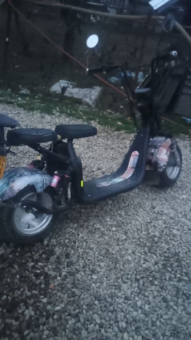 Scuter electric cu 2 locuri