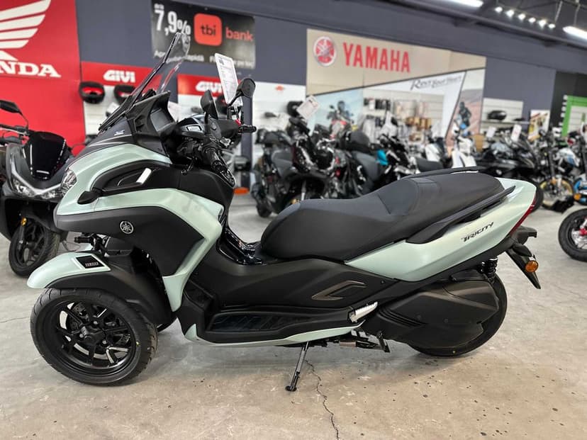 Yamaha Tricity 300 - se conduce cu B Yamaha Constanta by EST BIKE