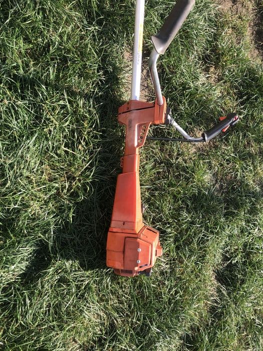 Coasa Husqvarna 250 R cu 2,9 cp