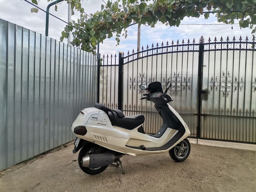 Maxi-scuter Piaggio Hexagon 125cc 4 timpi.