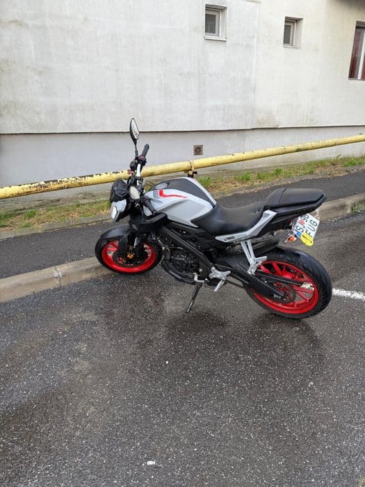 Motocicleta Yamaha MT125