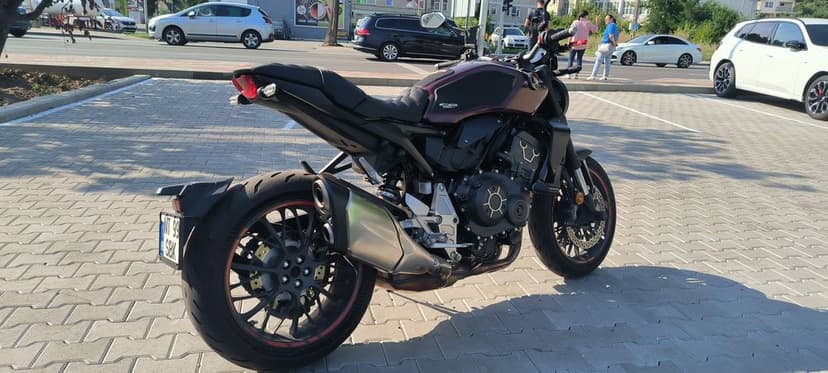 Honda CB1000R 2023 | Impecabilă | Accesorii de 1.350€ - pret iarna