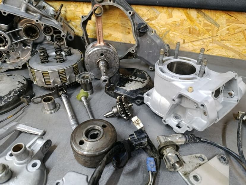 Suzuki RM 125 części silnikowe wał kartery skrzynia koła amortyzator