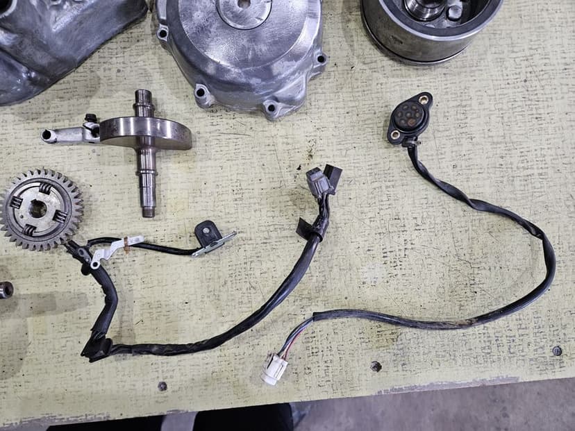 Suzuki LTZ DRZ 400 części, karter, dekiel, magneto, wał czujnik biegów