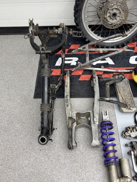 Dawca Części SUZUKI RM250 R 96-00 Cylinder Kartery Silnik Skrzynia Cylinder Głowica Zawór Wydechowy Kartery Dekiel Pół Karter Koło Rama