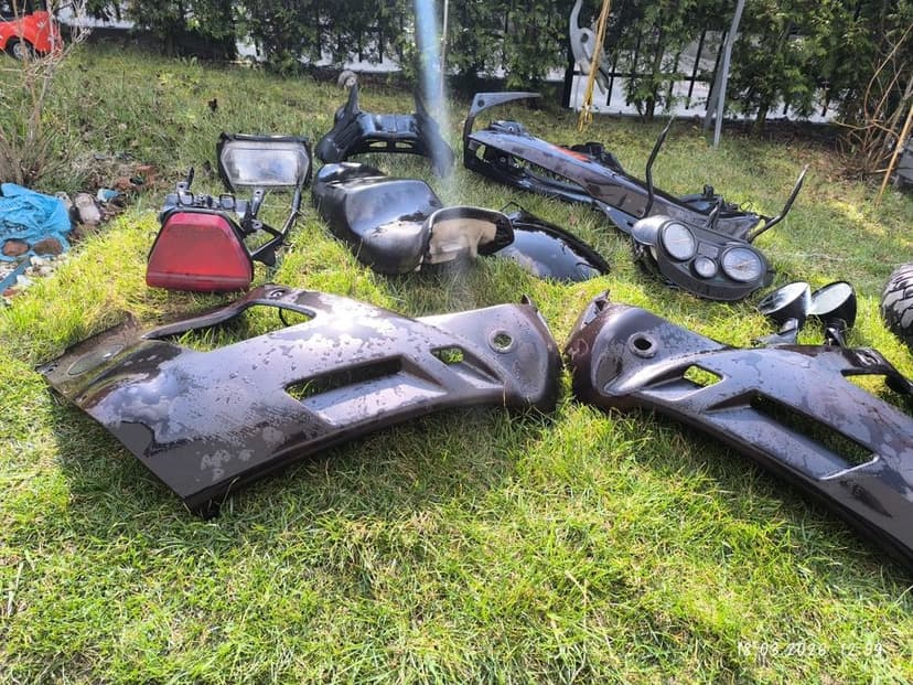 Suzuki GSX-F 750 GR78A – plastiki, lampy, zegary – komplet / cz