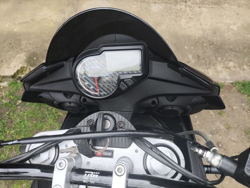 Aprilia tuono 125 czasza owiewki boczne szyba