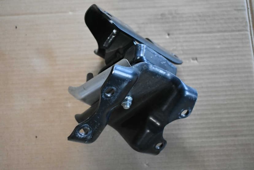 Suzuki Jimny 2019- IV 1.5 łapa silnika poduszka silnika