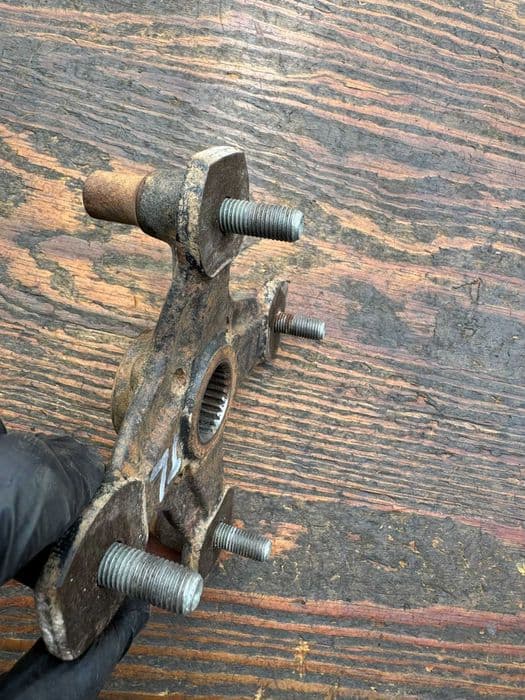 krzyzak lewy tyl piasta kola tyln BRP can am can-am outlander renegade