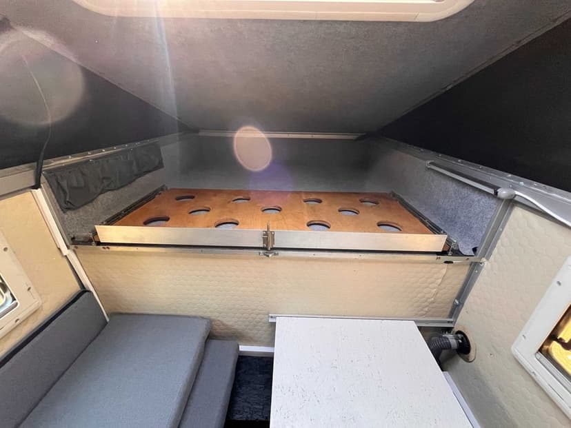 Zabudowa kamperowa na pickupa Toyota Hilux