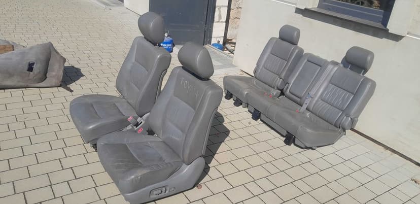 Toyota Land Cruiser 100 wnętrze