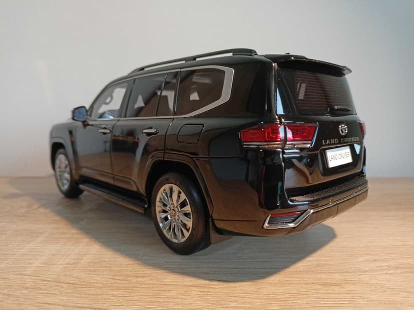 Toyota Land Cruiser LC300 ZX model w skali 1:18 LCD/otwierane elementy