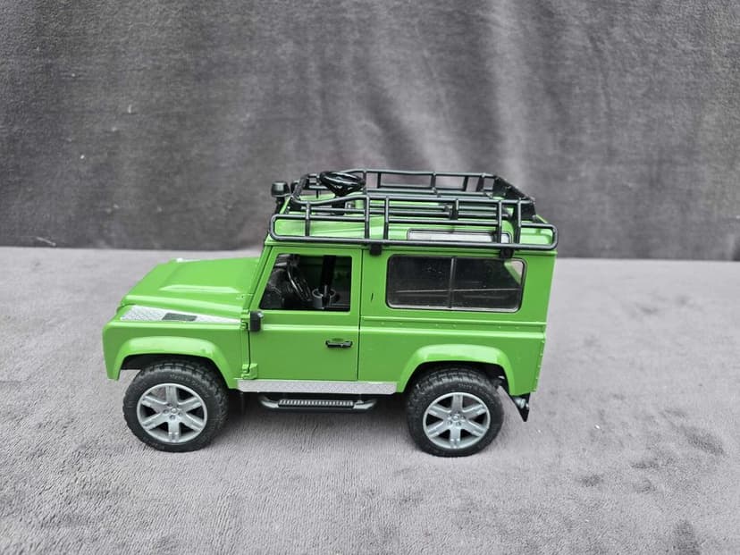 Bruder Land Rover Defender