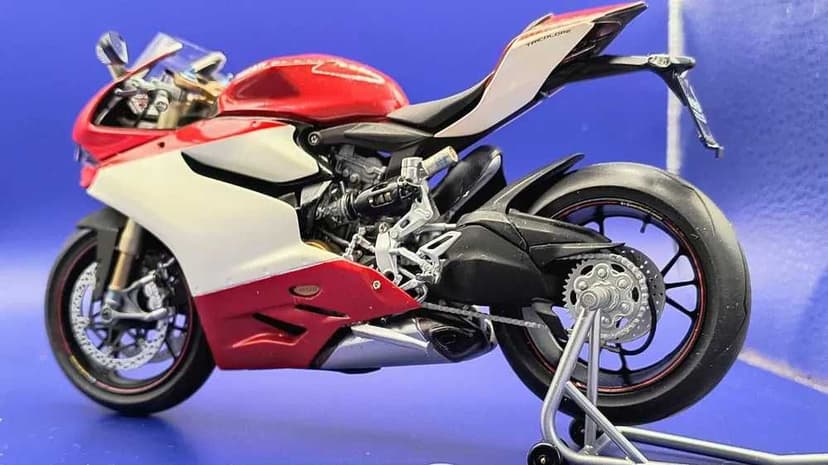 Ducati 1199 Panigale S Tricolore 1:12 Tamiya sklejony