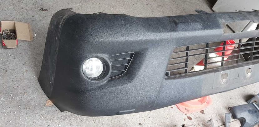 Przedni zderzak Toyota HILUX 2013