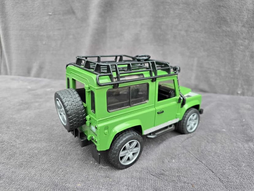 Bruder Land Rover Defender