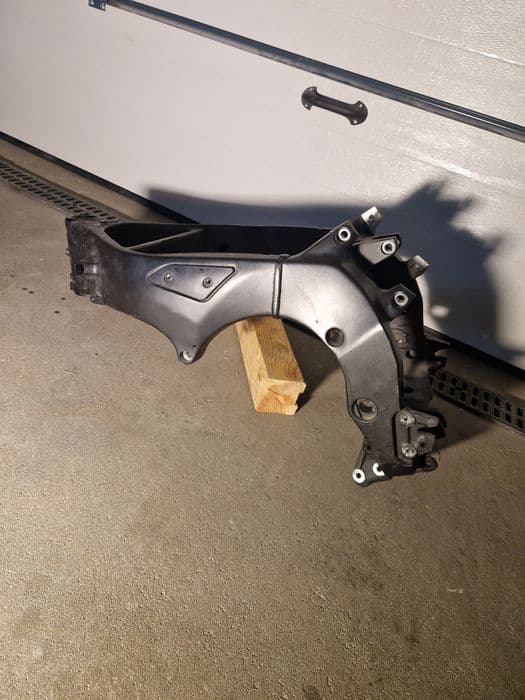 Rama Yamaha FZ1 Fazer pęknięta