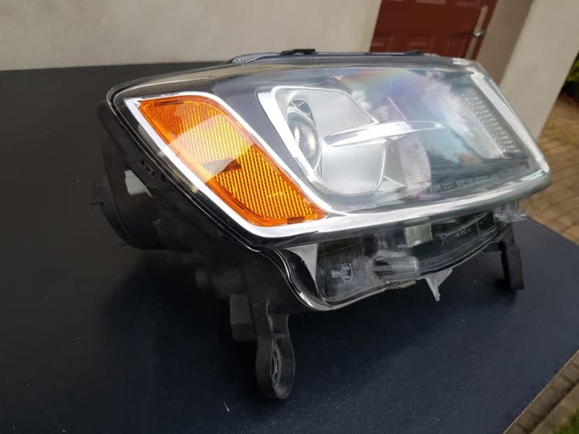 Jeep Grand Cherokee WK2 reflektor lampa prawa oryginal