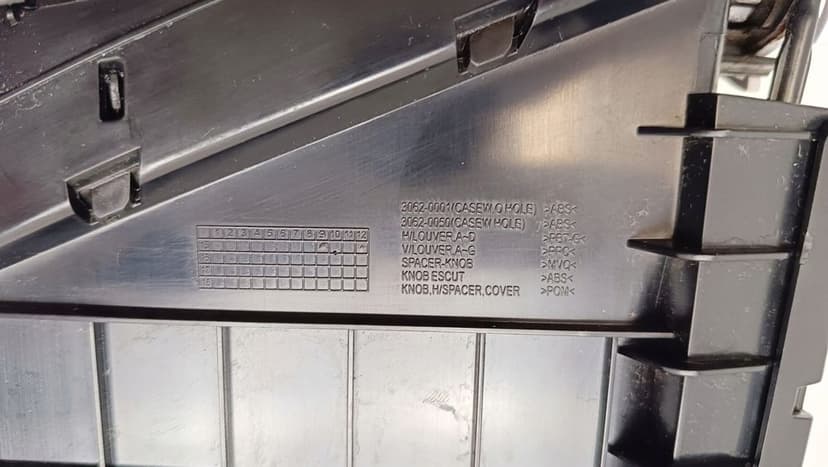 ŚRODKOWA KRATKA NAWIEWU POWIETRZA DESKI KONSOLI LEWA NISSAN NAVARA D23