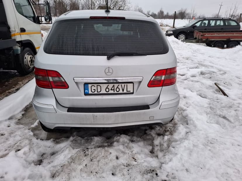 Uszkodzony Mercedes B180