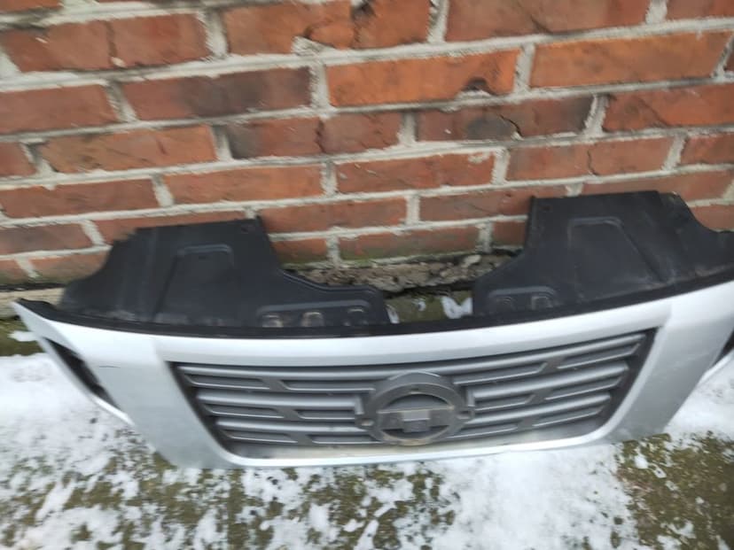 Grill atrapa Chłodnicy Nissan Navara D23 NP300 Oryginał Srebrna
