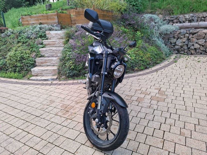 motocykl typu naked Honda cb125r