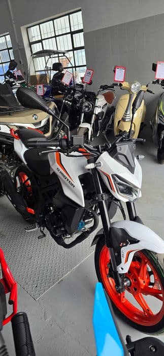 Motocykl Naked QJMOTOR TRX 125cm3,,Kask GRATIS