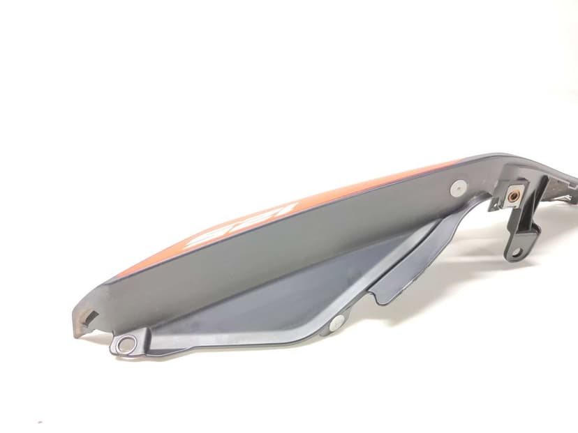 APRILIA TUONO 125 Ogon Zadupek Owiewka Tylna Tył Lewa