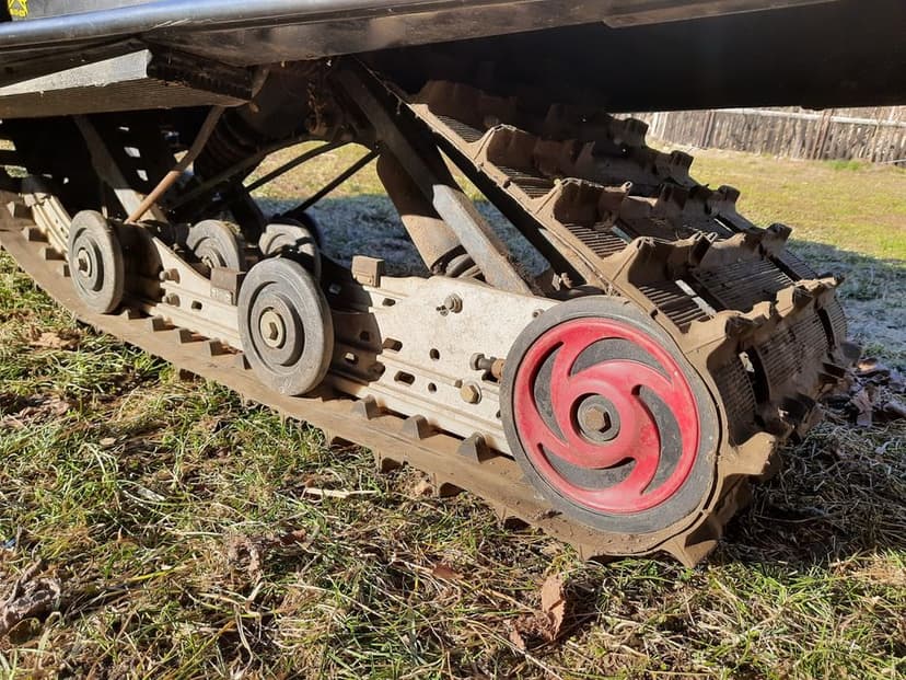 Skuter śnieżny Polaris Indy części płozy gąsienica wózek wydech lampa