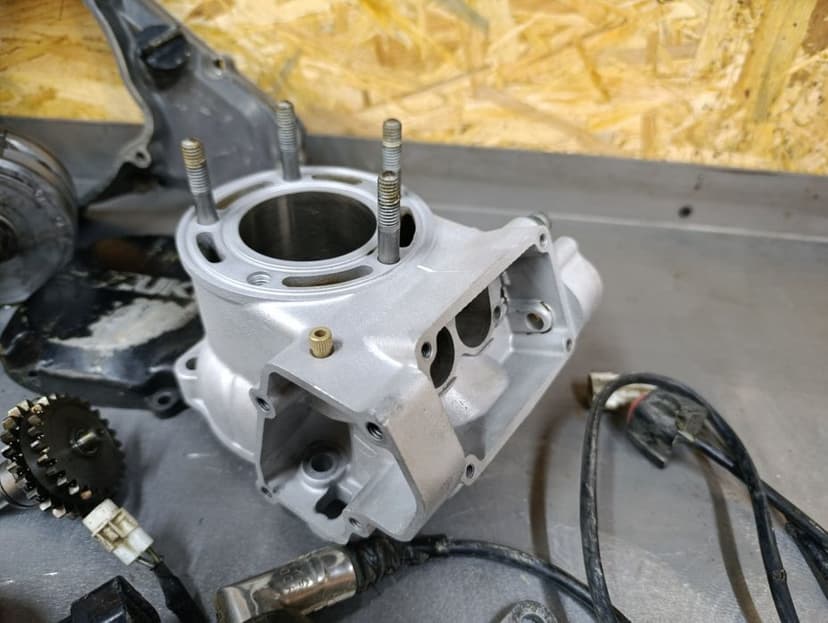 Suzuki RM 125 części silnikowe wał kartery skrzynia koła amortyzator