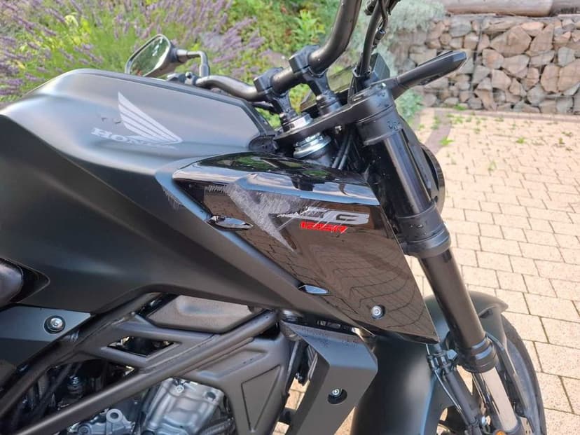 motocykl typu naked Honda cb125r