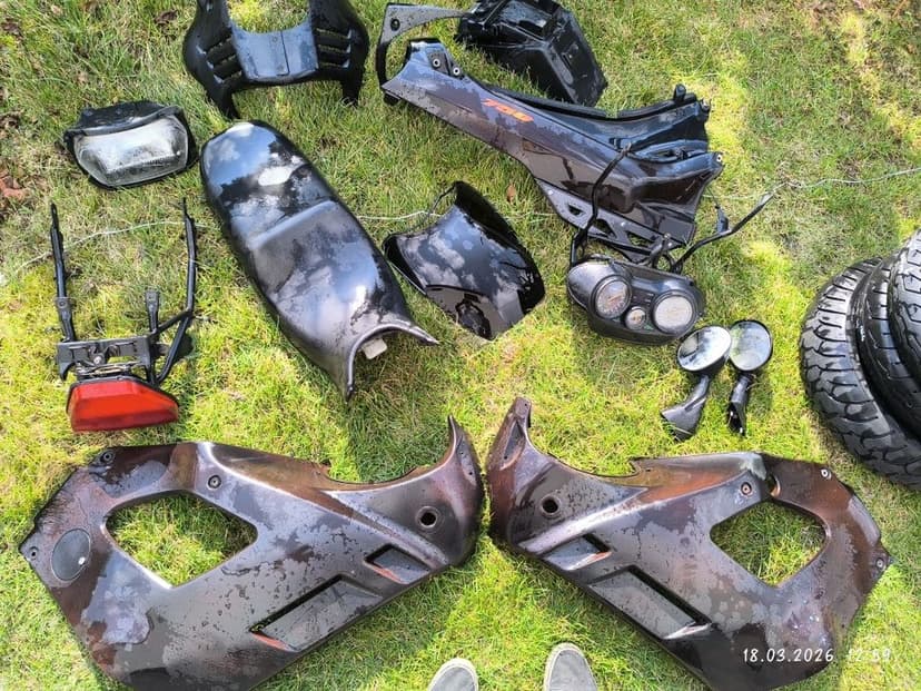 Suzuki GSX-F 750 GR78A – plastiki, lampy, zegary – komplet / cz