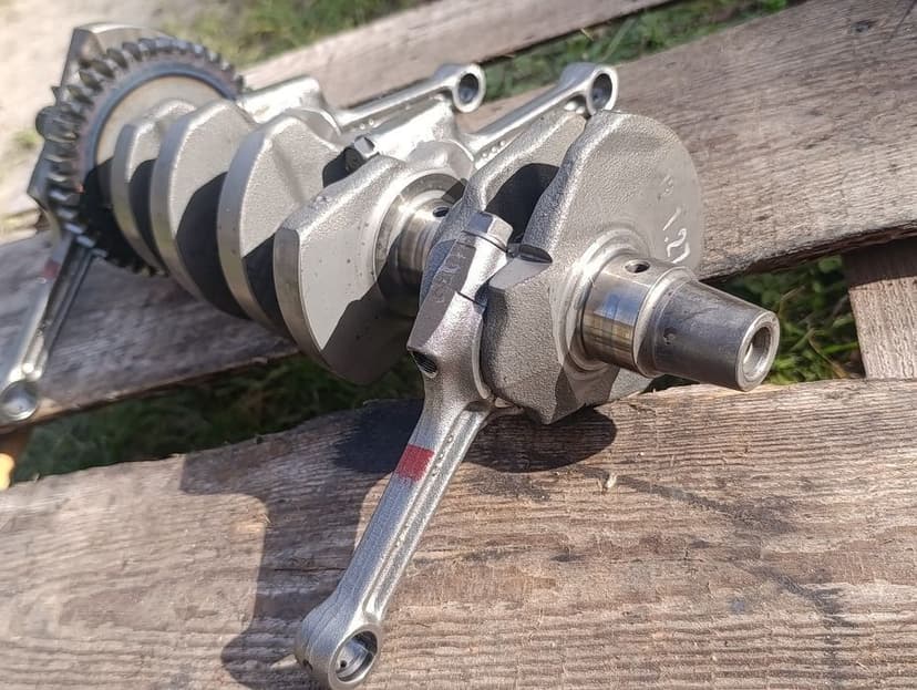 Wał korbowy Suzuki GSXR 600 Srad 750 korbowody 33E silnika silnik C1