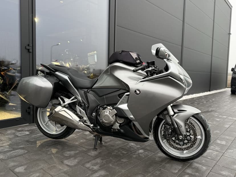 Honda VFR 1200f VFR 1200 DCT Niemcy z 2010r kufry 43 tys km