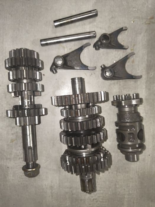 Kawasaki kx 80,85 skrzynia wałek  kartery gaźnik pompa zacisk ośka