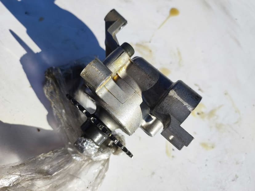 Yamaha FZ6 (2004–2009) Pompa oleju mechaniczna, napęd zębatką