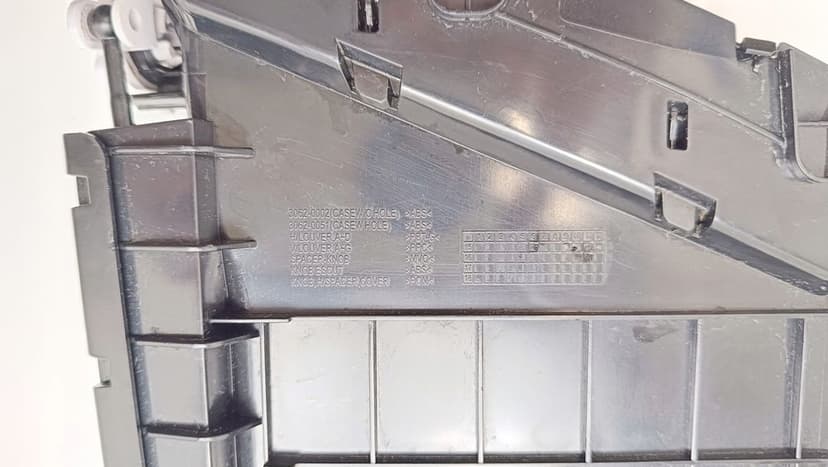 ŚRODKOWA KRATKA NAWIEWU POWIETRZA DESKI KONSOLI PRAWA NISSAN NAVARA D2