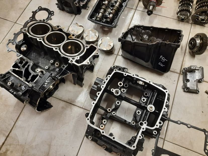 Triumph Daytona 675 silnik części głowica wał cylinder skrzynia wałek