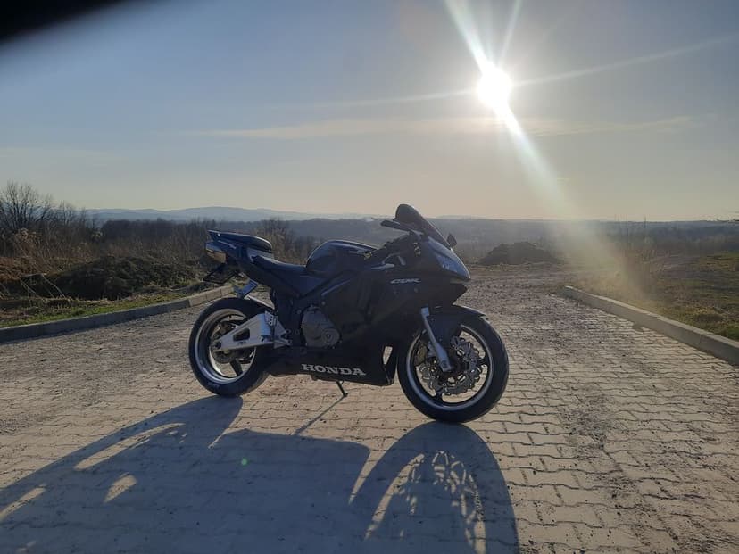 Honda cbr 600rr   .