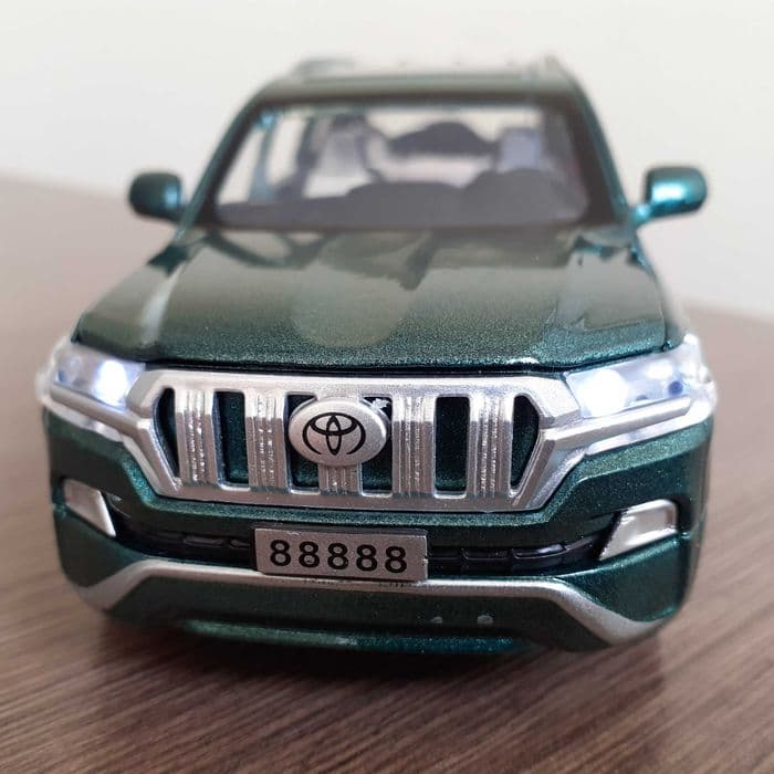 TOYOTA LAND CRUISER 1:32 napęd światła dźwięk